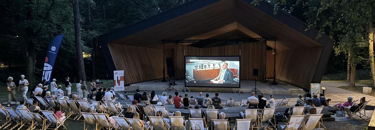 kino, park, leżaki, noc